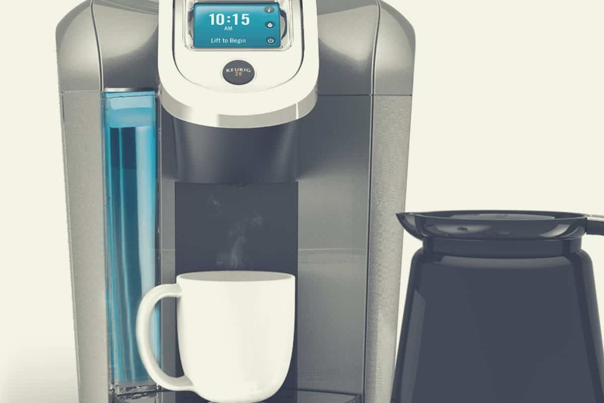 A close up of the Keurig K475 with carafe and cup