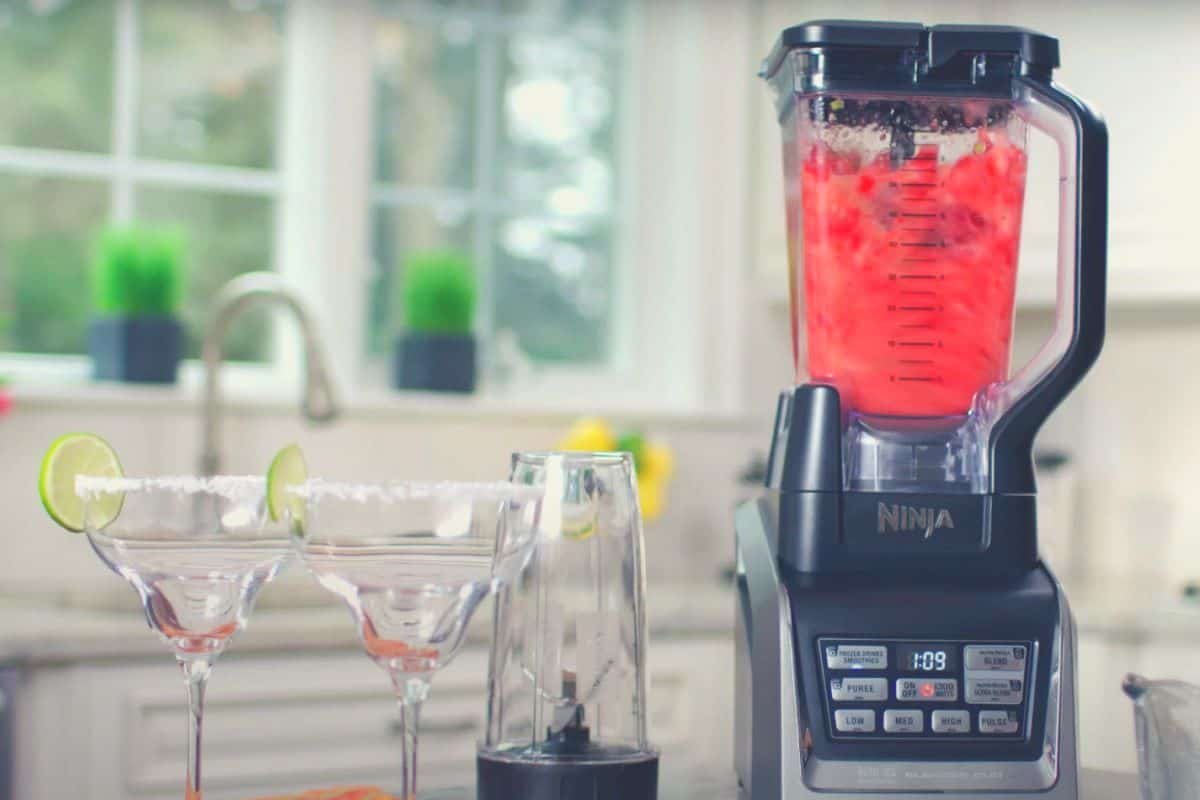 A wide shot of the Ninja Blender Duo with two cocktail glasses