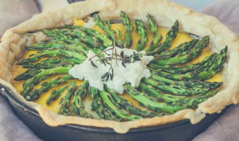 A green bean quiche cooked in a cast iron skillet